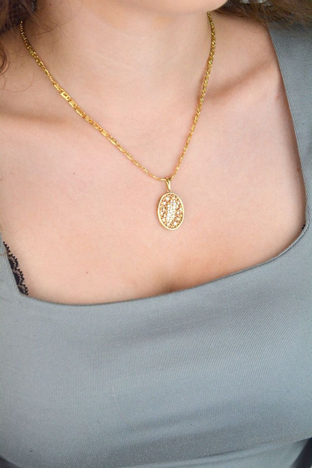 Złota zawieszka damska próby 585 o owalnym, ażurowym kształcie, zdobiona cyrkoniami. Wymiary 2,3 x 1,7 cm, waga 2,62 g. Elegancka i kobieca.1.jpg