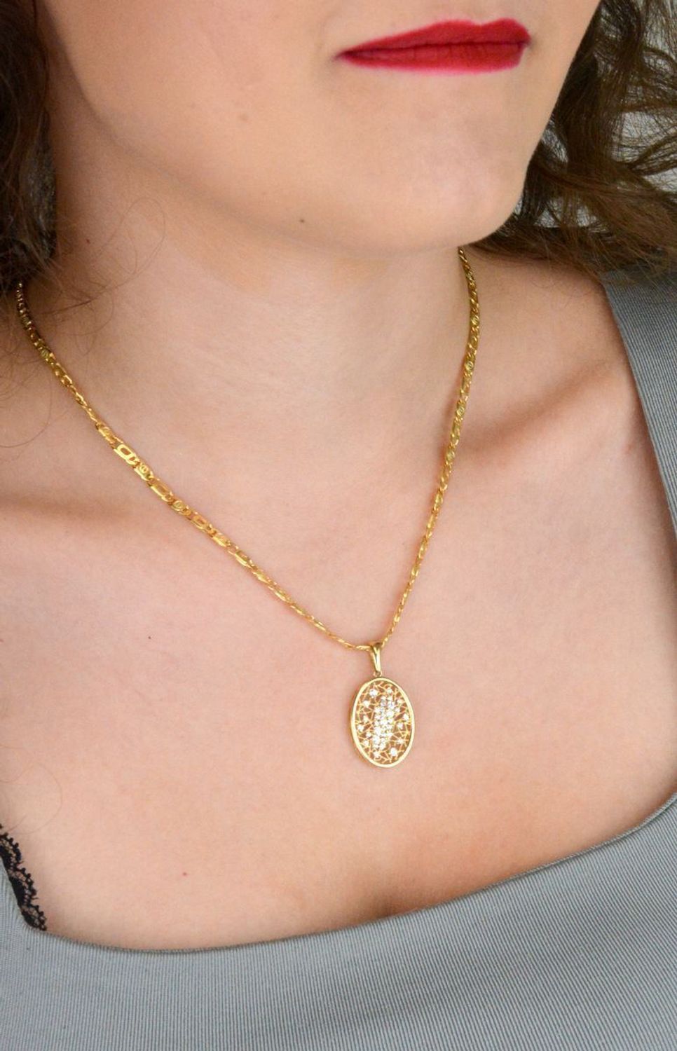 Złota zawieszka damska próby 585 o owalnym, ażurowym kształcie, zdobiona cyrkoniami. Wymiary 2,3 x 1,7 cm, waga 2,62 g. Elegancka i kobieca.1.jpg