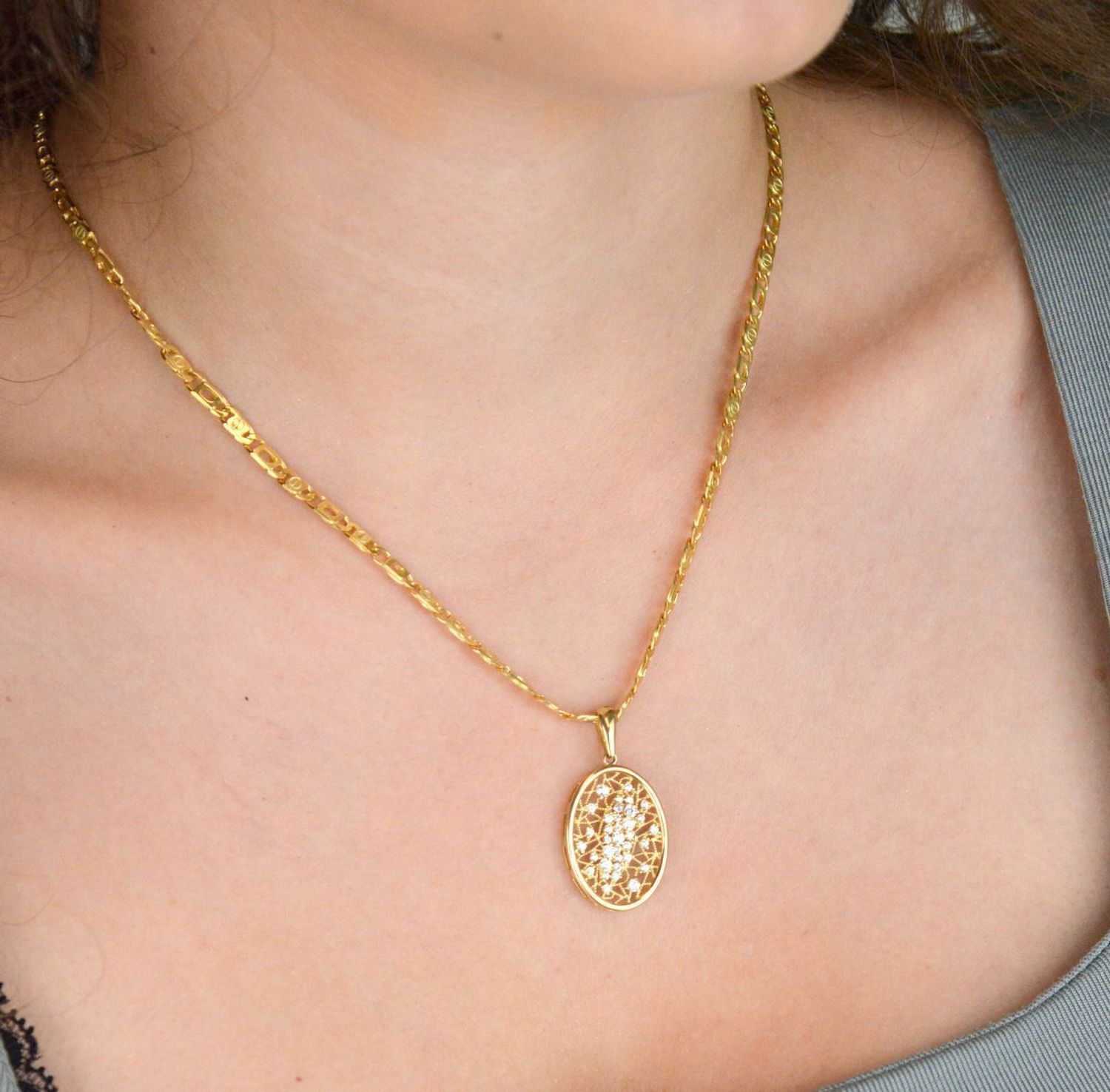 Złota zawieszka damska próby 585 o owalnym, ażurowym kształcie, zdobiona cyrkoniami. Wymiary 2,3 x 1,7 cm, waga 2,62 g. Elegancka i kobieca.1.jpg