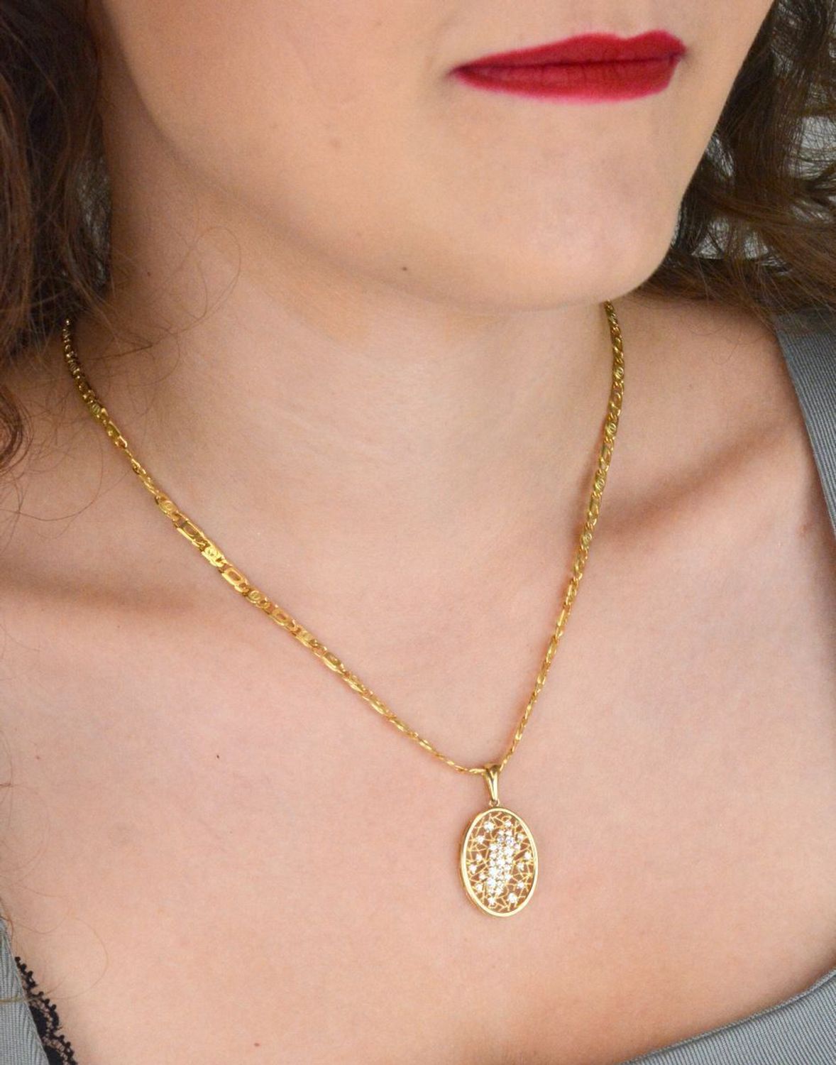 Złota zawieszka damska próby 585 o owalnym, ażurowym kształcie, zdobiona cyrkoniami. Wymiary 2,3 x 1,7 cm, waga 2,62 g. Elegancka i kobieca.1.jpg