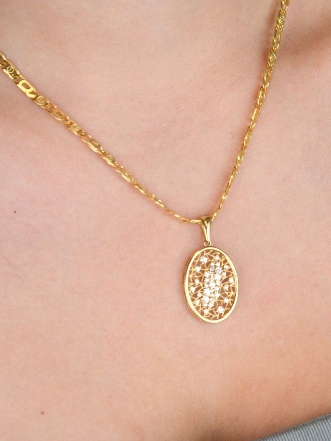 Złota zawieszka damska próby 585 o owalnym, ażurowym kształcie, zdobiona cyrkoniami. Wymiary 2,3 x 1,7 cm, waga 2,62 g. Elegancka i kobieca.1.jpg