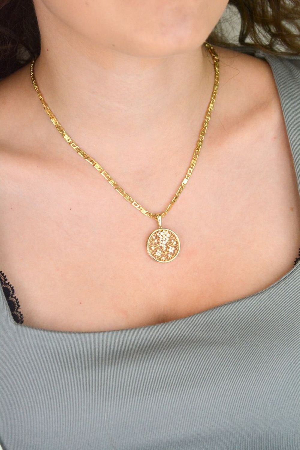 Zawieszka damska ze złota próby 585 z ażurowym wzorem i cyrkoniami. Subtelna, elegancka, o długości 2,2 cm. Doskonała jako prezent.1.jpg