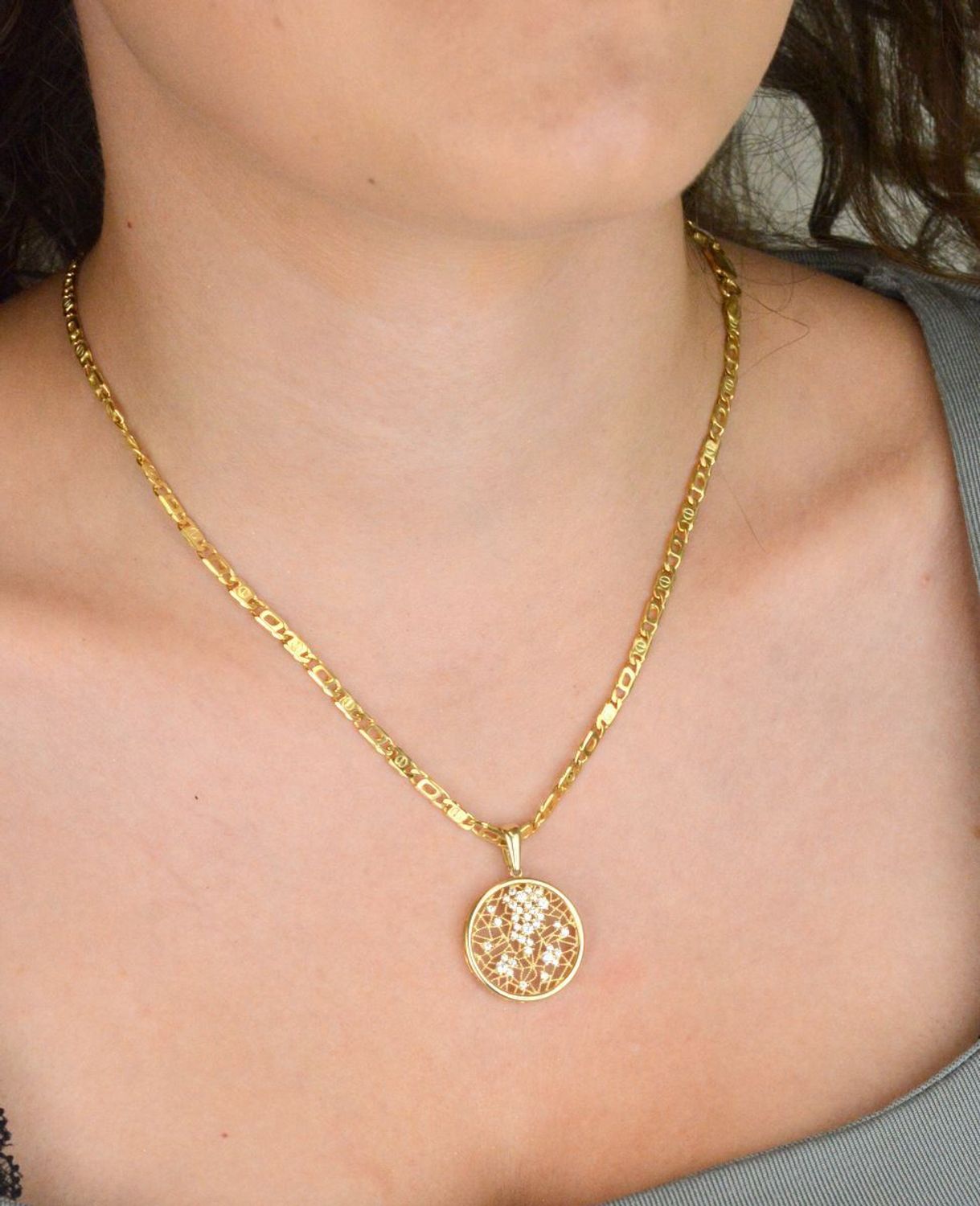 Zawieszka damska ze złota próby 585 z ażurowym wzorem i cyrkoniami. Subtelna, elegancka, o długości 2,2 cm. Doskonała jako prezent.1.jpg