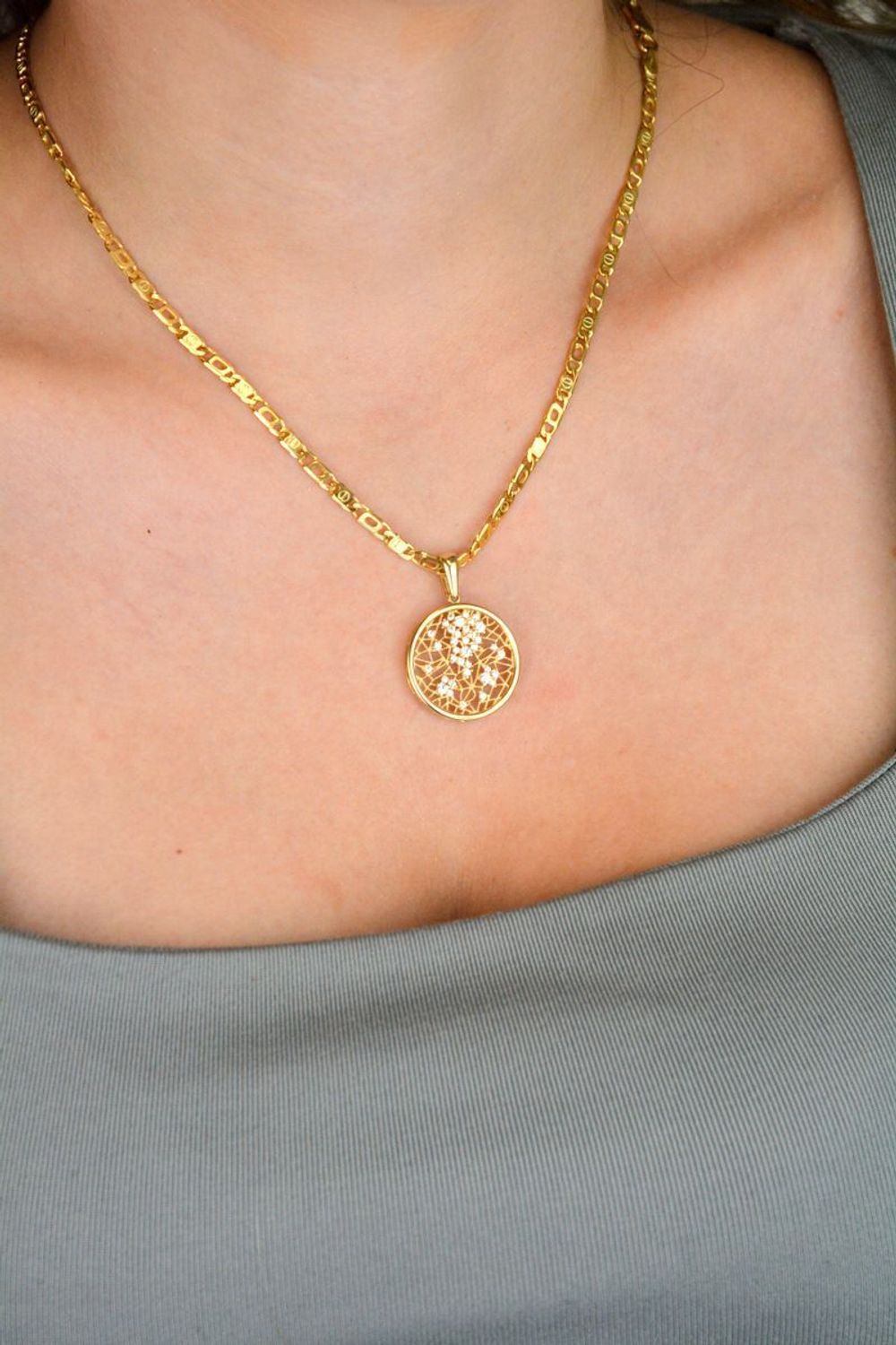 Zawieszka damska ze złota próby 585 z ażurowym wzorem i cyrkoniami. Subtelna, elegancka, o długości 2,2 cm. Doskonała jako prezent.1.jpg