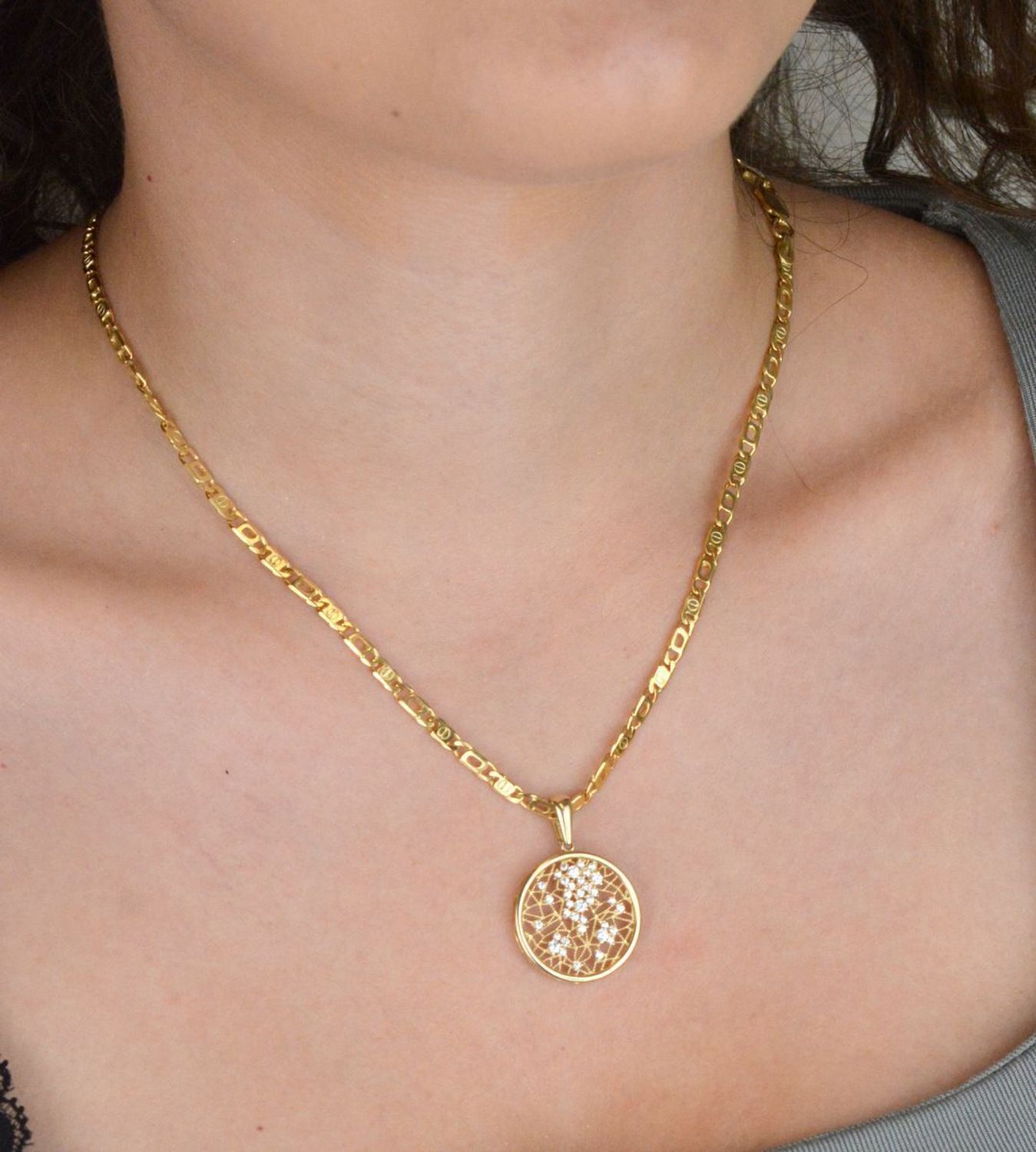 Zawieszka damska ze złota próby 585 z ażurowym wzorem i cyrkoniami. Subtelna, elegancka, o długości 2,2 cm. Doskonała jako prezent.1.jpg