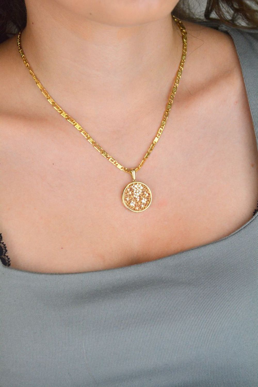 Zawieszka damska ze złota próby 585 z ażurowym wzorem i cyrkoniami. Subtelna, elegancka, o długości 2,2 cm. Doskonała jako prezent.1.jpg