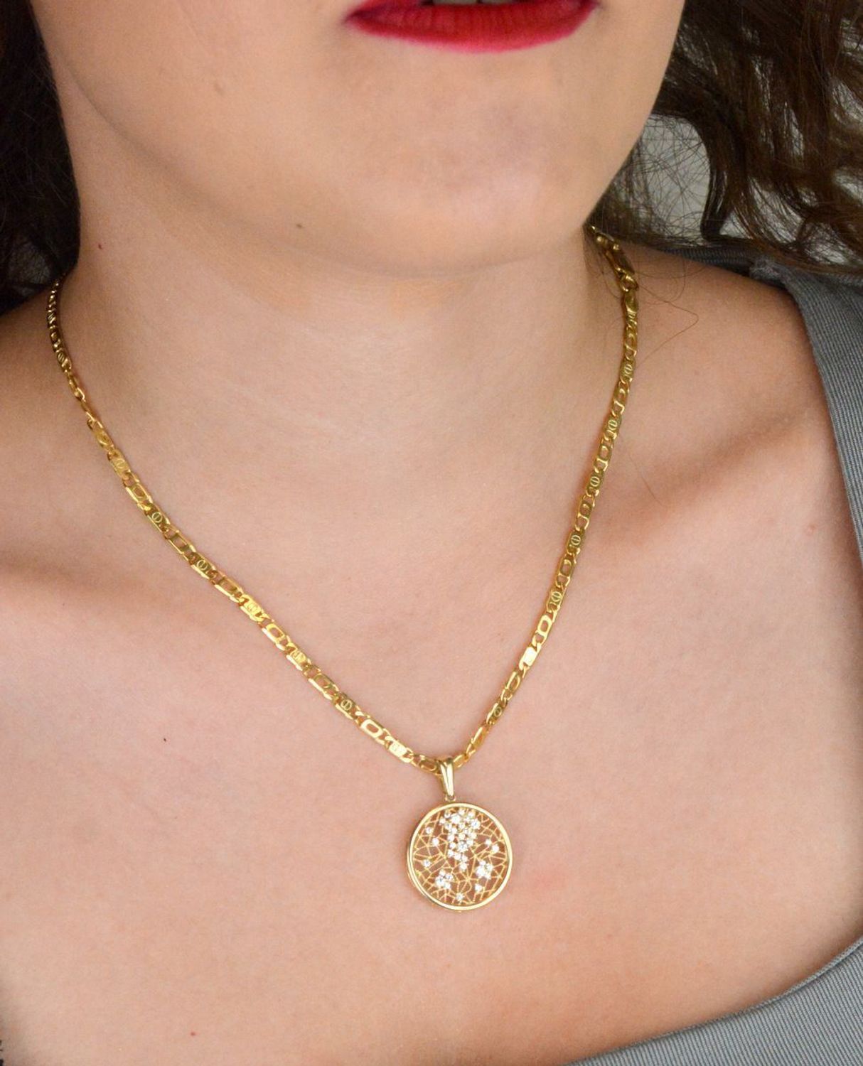 Zawieszka damska ze złota próby 585 z ażurowym wzorem i cyrkoniami. Subtelna, elegancka, o długości 2,2 cm. Doskonała jako prezent.1.jpg