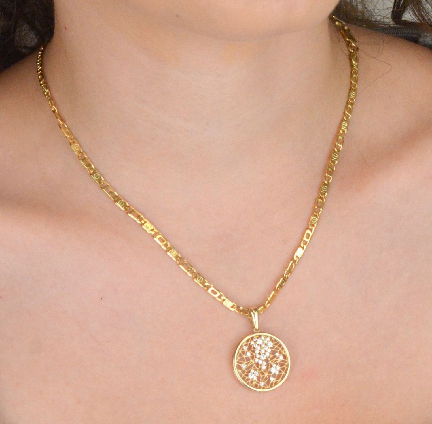 Zawieszka damska ze złota próby 585 z ażurowym wzorem i cyrkoniami. Subtelna, elegancka, o długości 2,2 cm. Doskonała jako prezent.1.jpg