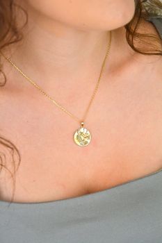Złota zawieszka 585 z motywem księżyca i gwiazdki. Ruchoma, efektowna, o długości 2,3 cm i wadze 2,57 g. Idealna na prezent o magicznym charakterze (1).JPG