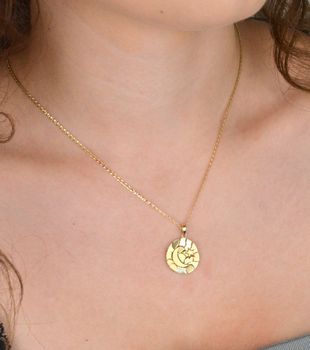 Złota zawieszka 585 z motywem księżyca i gwiazdki. Ruchoma, efektowna, o długości 2,3 cm i wadze 2,57 g. Idealna na prezent o magicznym charakterze (2).JPG