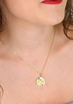 Złota zawieszka 585 z motywem księżyca i gwiazdki. Ruchoma, efektowna, o długości 2,3 cm i wadze 2,57 g. Idealna na prezent o magicznym charakterze (3).JPG