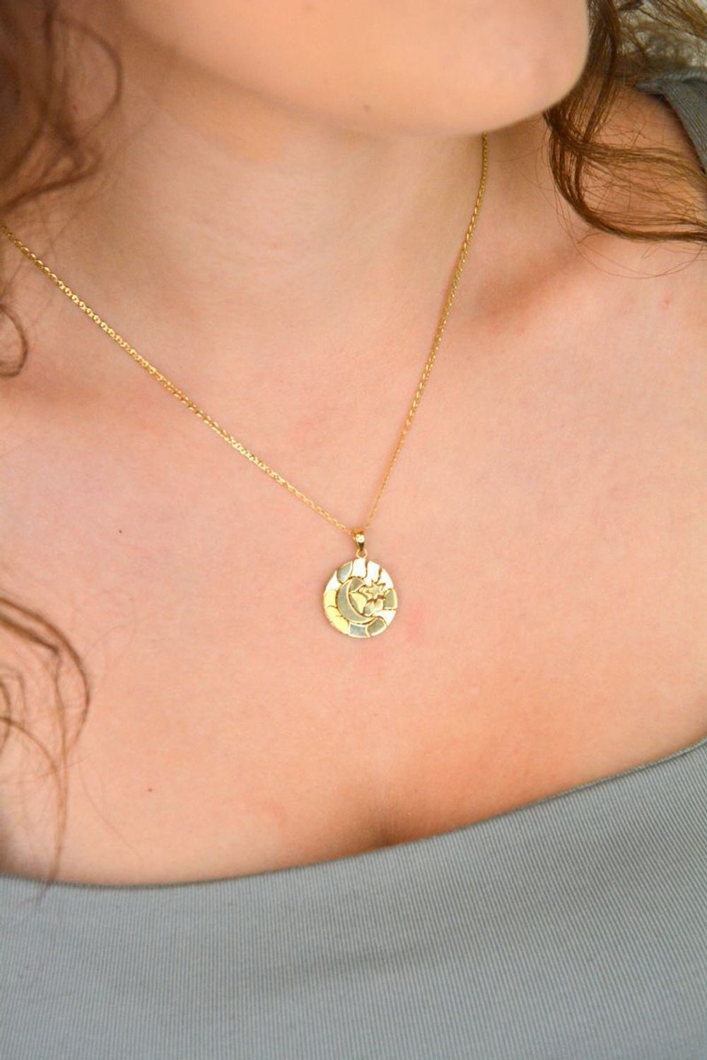 Złota zawieszka 585 z motywem księżyca i gwiazdki. Ruchoma, efektowna, o długości 2,3 cm i wadze 2,57 g. Idealna na prezent o magicznym charakterze.1.jpg