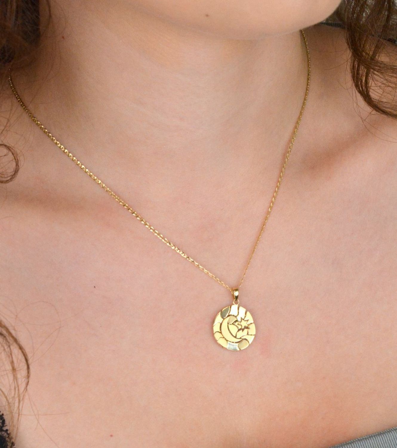 Złota zawieszka 585 z motywem księżyca i gwiazdki. Ruchoma, efektowna, o długości 2,3 cm i wadze 2,57 g. Idealna na prezent o magicznym charakterze.1.jpg