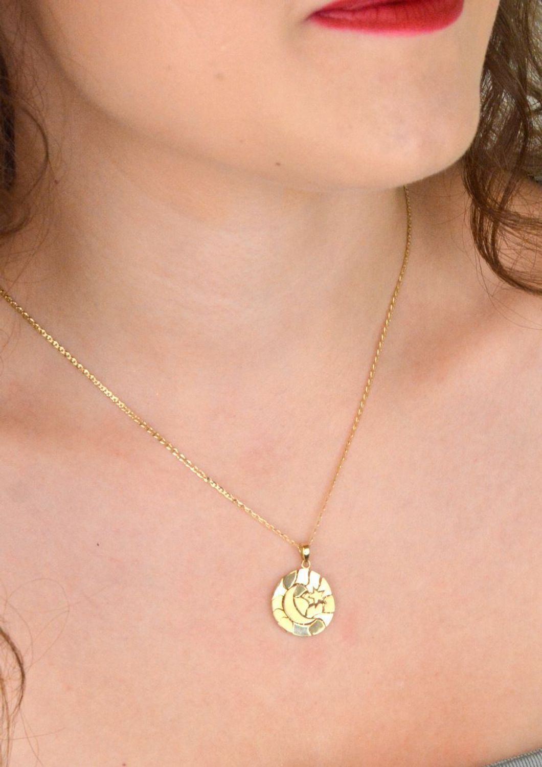 Złota zawieszka 585 z motywem księżyca i gwiazdki. Ruchoma, efektowna, o długości 2,3 cm i wadze 2,57 g. Idealna na prezent o magicznym charakterze.1.jpg