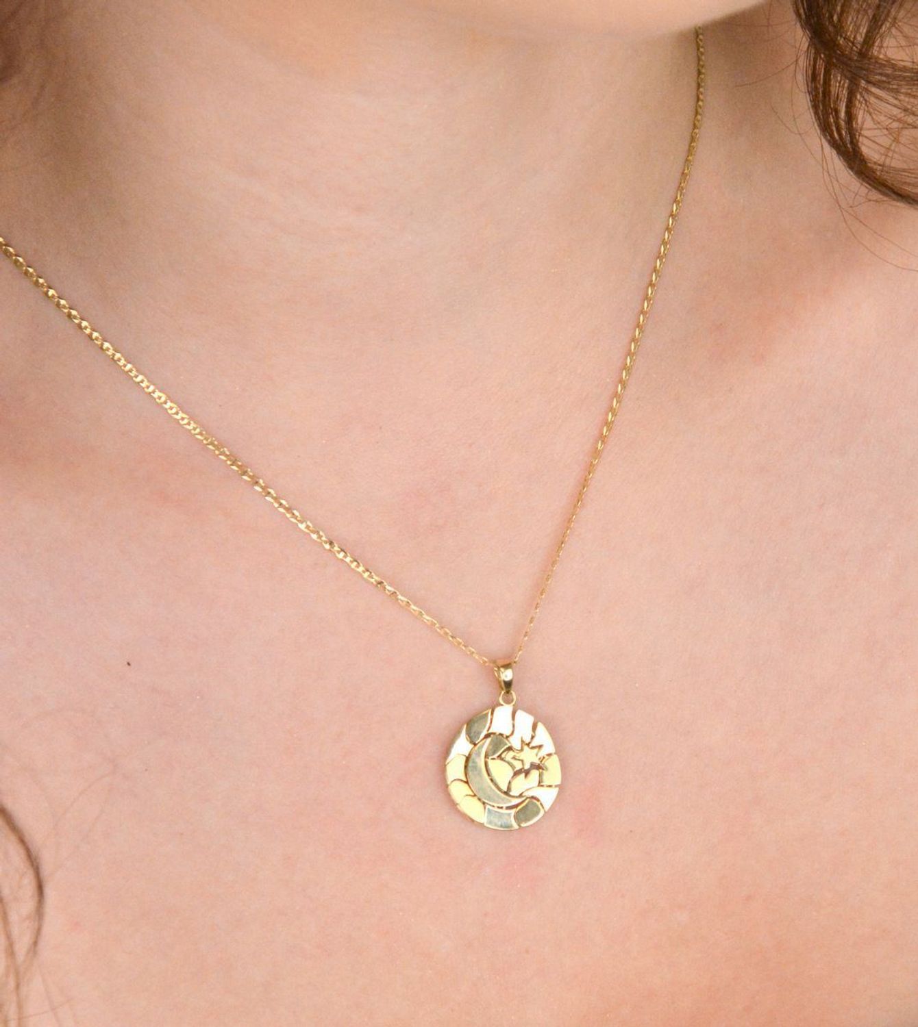 Złota zawieszka 585 z motywem księżyca i gwiazdki. Ruchoma, efektowna, o długości 2,3 cm i wadze 2,57 g. Idealna na prezent o magicznym charakterze.1.jpg