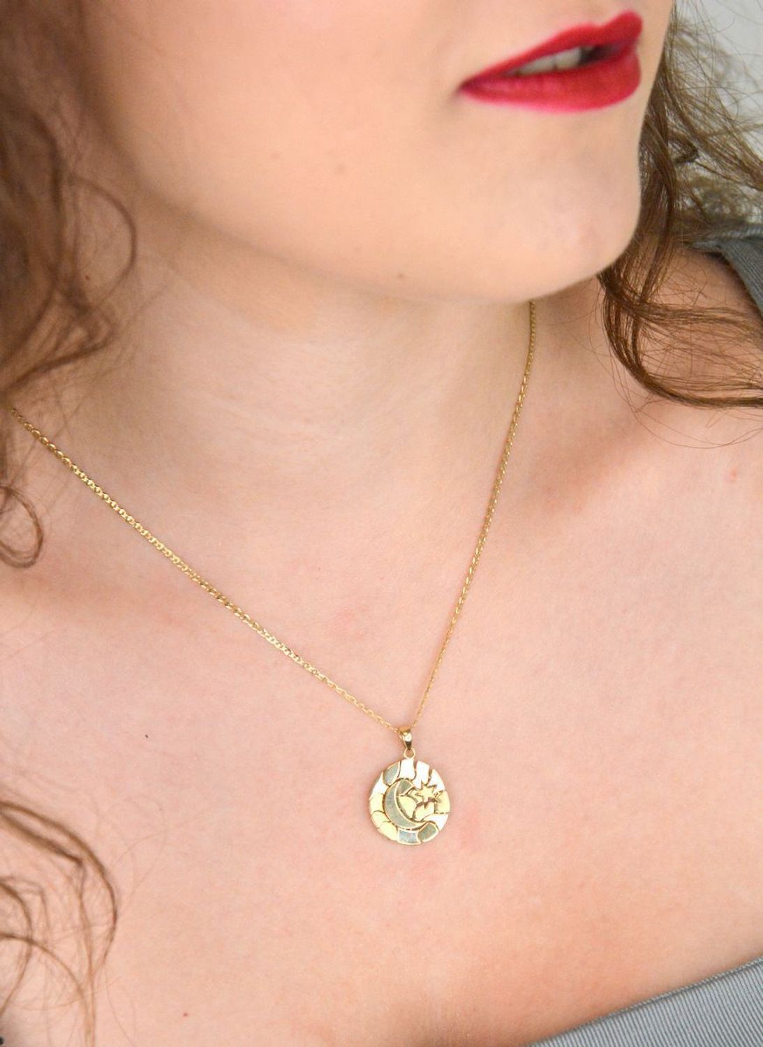 Złota zawieszka 585 z motywem księżyca i gwiazdki. Ruchoma, efektowna, o długości 2,3 cm i wadze 2,57 g. Idealna na prezent o magicznym charakterze.1.jpg