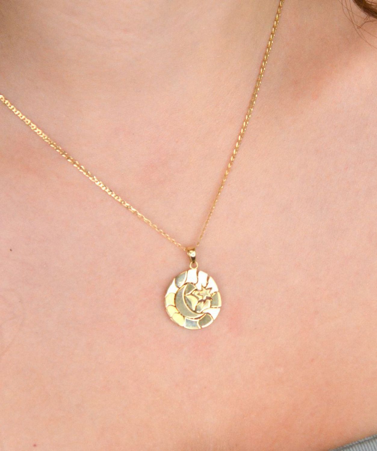 Złota zawieszka 585 z motywem księżyca i gwiazdki. Ruchoma, efektowna, o długości 2,3 cm i wadze 2,57 g. Idealna na prezent o magicznym charakterze.1.jpg