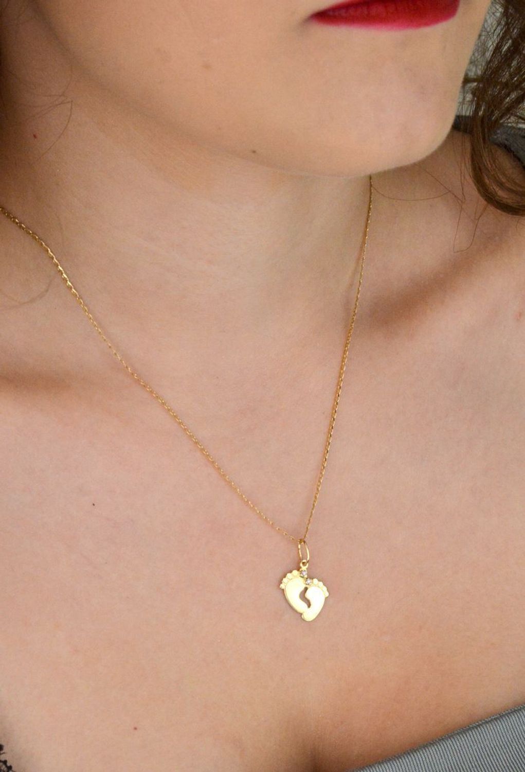 Złota zawieszka w kształcie stópek z różowymi cyrkoniami. Próba 585, długość 2,3 cm, waga 1,06 g. Urocza pamiątka narodzin dziecka lub wyjątkowy prezent dla mamy.1.jpg