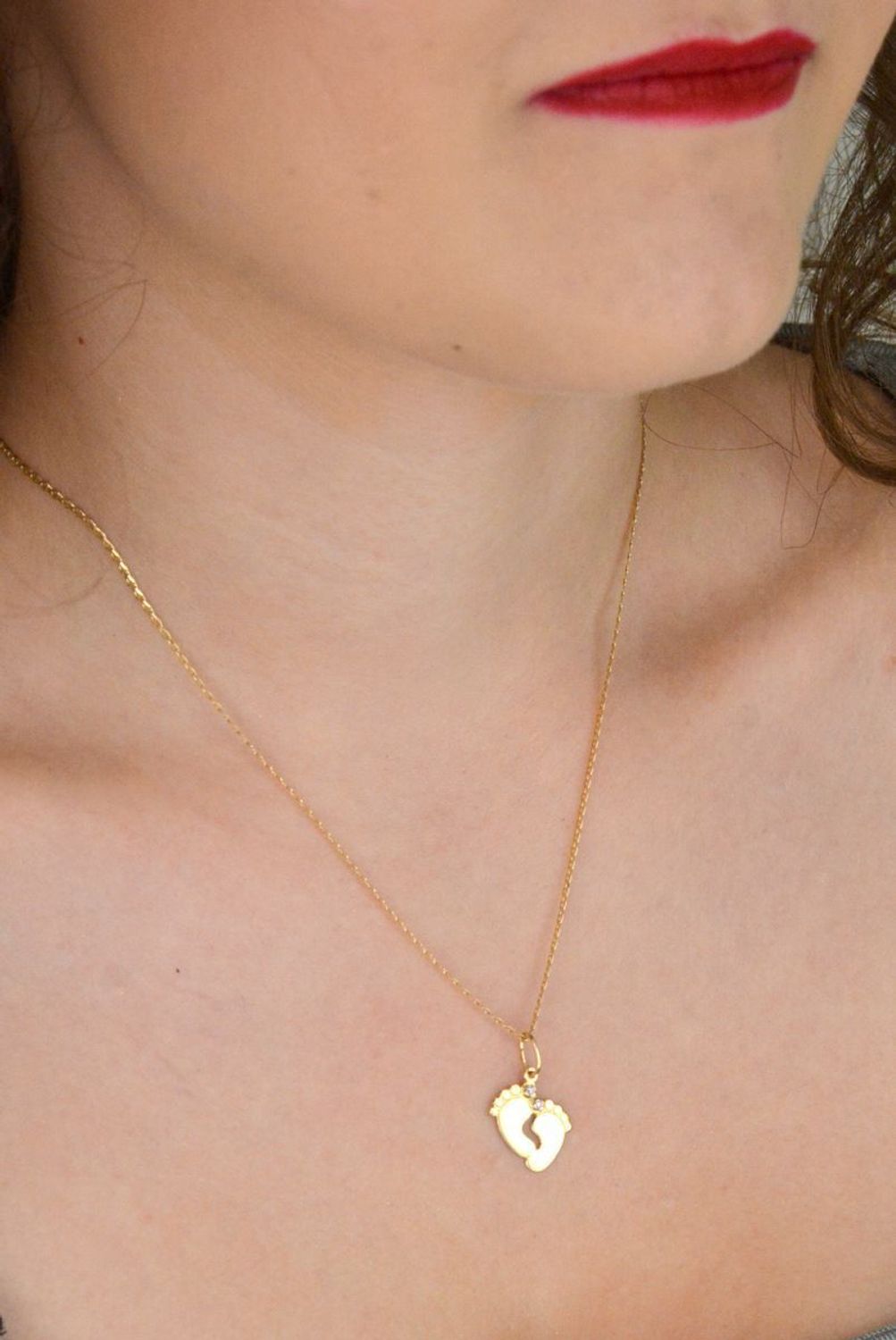 Złota zawieszka w kształcie stópek z różowymi cyrkoniami. Próba 585, długość 2,3 cm, waga 1,06 g. Urocza pamiątka narodzin dziecka lub wyjątkowy prezent dla mamy.1.jpg