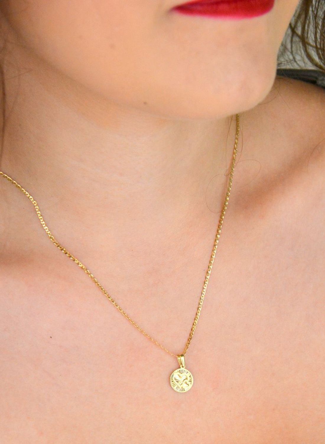 Subtelna złota zawieszka z dwoma serduszkami w środku. Próba 585, waga 0,54 g, długość 1,6 cm. Idealna na prezent dla ukochanej osoby.1.jpg