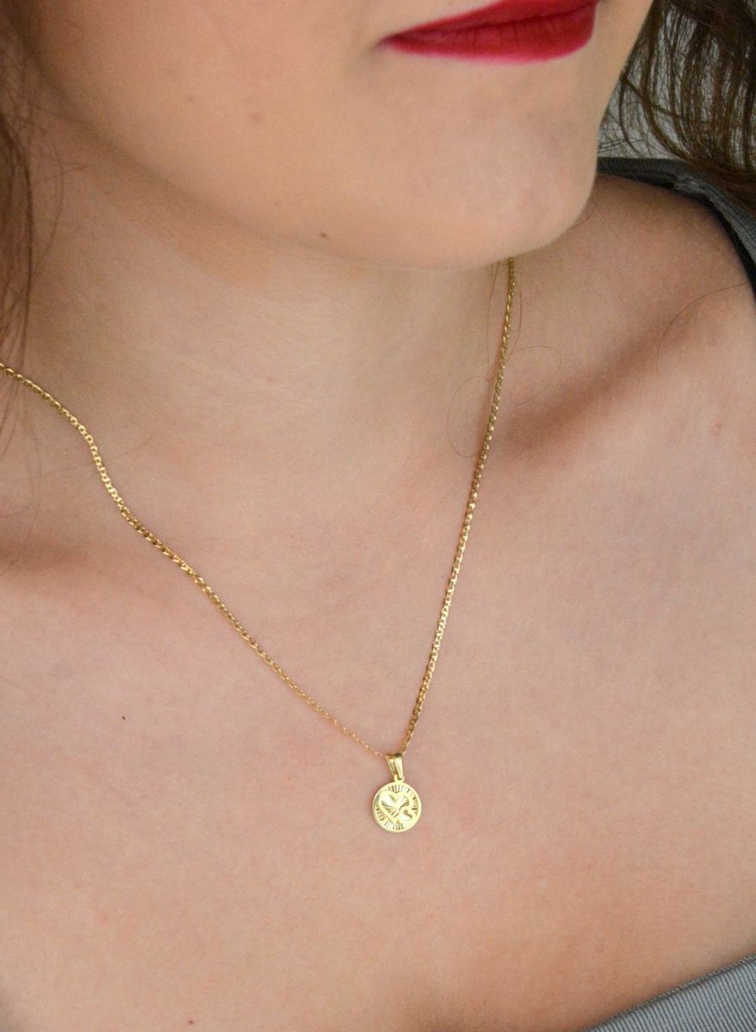 Subtelna złota zawieszka z dwoma serduszkami w środku. Próba 585, waga 0,54 g, długość 1,6 cm. Idealna na prezent dla ukochanej osoby.1.jpg