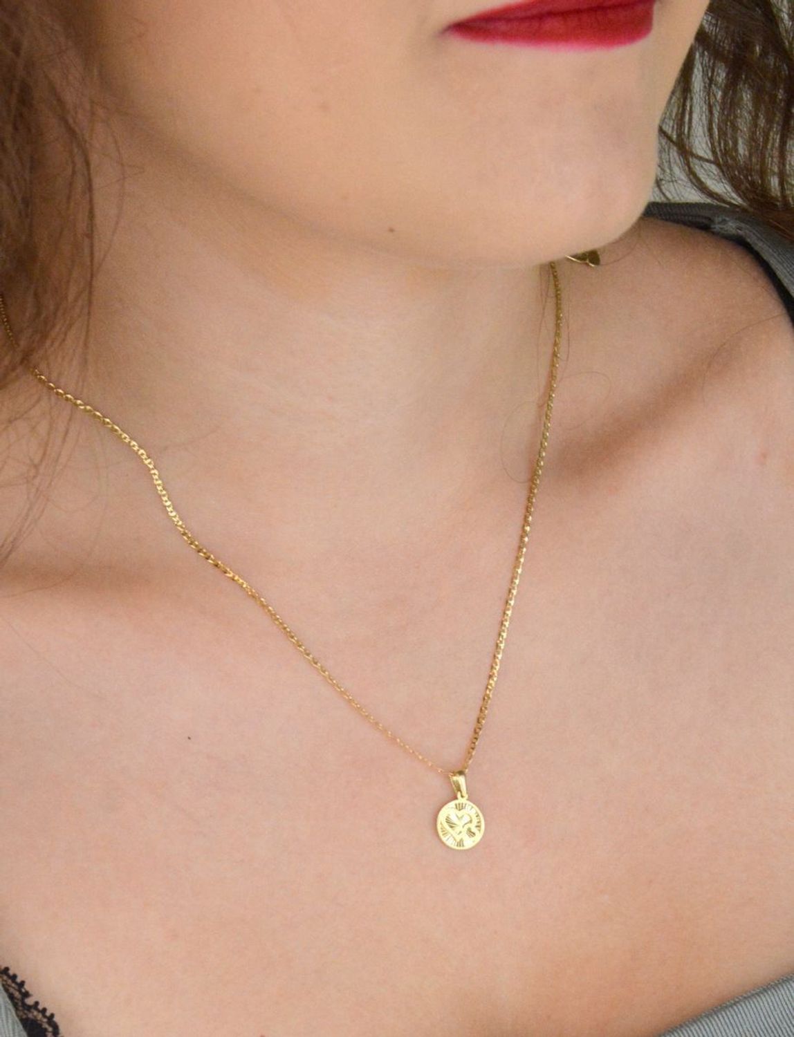 Subtelna złota zawieszka z dwoma serduszkami w środku. Próba 585, waga 0,54 g, długość 1,6 cm. Idealna na prezent dla ukochanej osoby.1.jpg