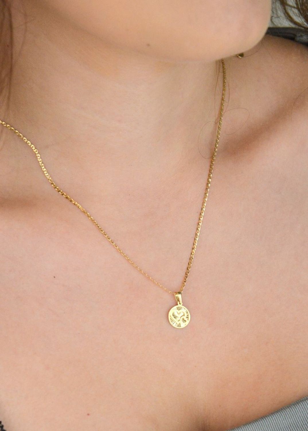 Subtelna złota zawieszka z dwoma serduszkami w środku. Próba 585, waga 0,54 g, długość 1,6 cm. Idealna na prezent dla ukochanej osoby.1.jpg