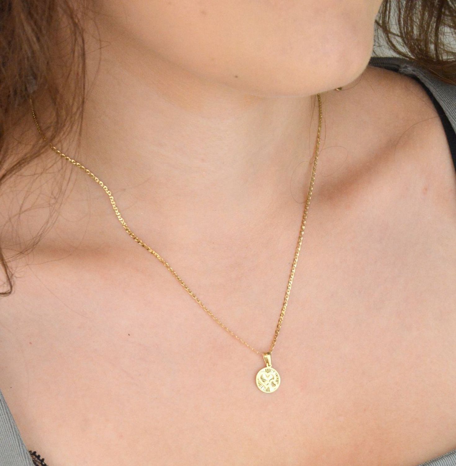 Subtelna złota zawieszka z dwoma serduszkami w środku. Próba 585, waga 0,54 g, długość 1,6 cm. Idealna na prezent dla ukochanej osoby.1.jpg