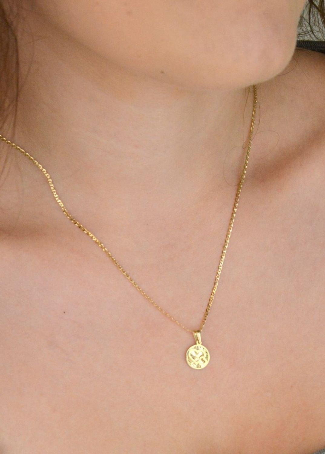 Subtelna złota zawieszka z dwoma serduszkami w środku. Próba 585, waga 0,54 g, długość 1,6 cm. Idealna na prezent dla ukochanej osoby.1.jpg