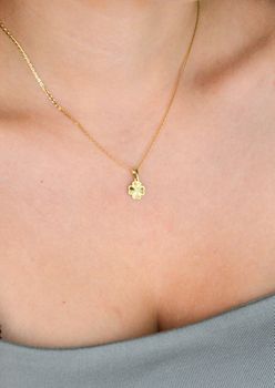 Złota zawieszka próby 585 w kształcie koniczynki z ozdobnym wzorem. Długość 1,5 cm, szerokość 9 mm. Lekka, stylowa i pełna uroku – idealna na szczęście (2).JPG