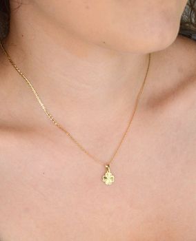 Złota zawieszka próby 585 w kształcie koniczynki z ozdobnym wzorem. Długość 1,5 cm, szerokość 9 mm. Lekka, stylowa i pełna uroku – idealna na szczęście (3).JPG