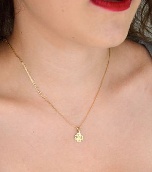 Złota zawieszka próby 585 w kształcie koniczynki z ozdobnym wzorem. Długość 1,5 cm, szerokość 9 mm. Lekka, stylowa i pełna uroku – idealna na szczęście (5).JPG