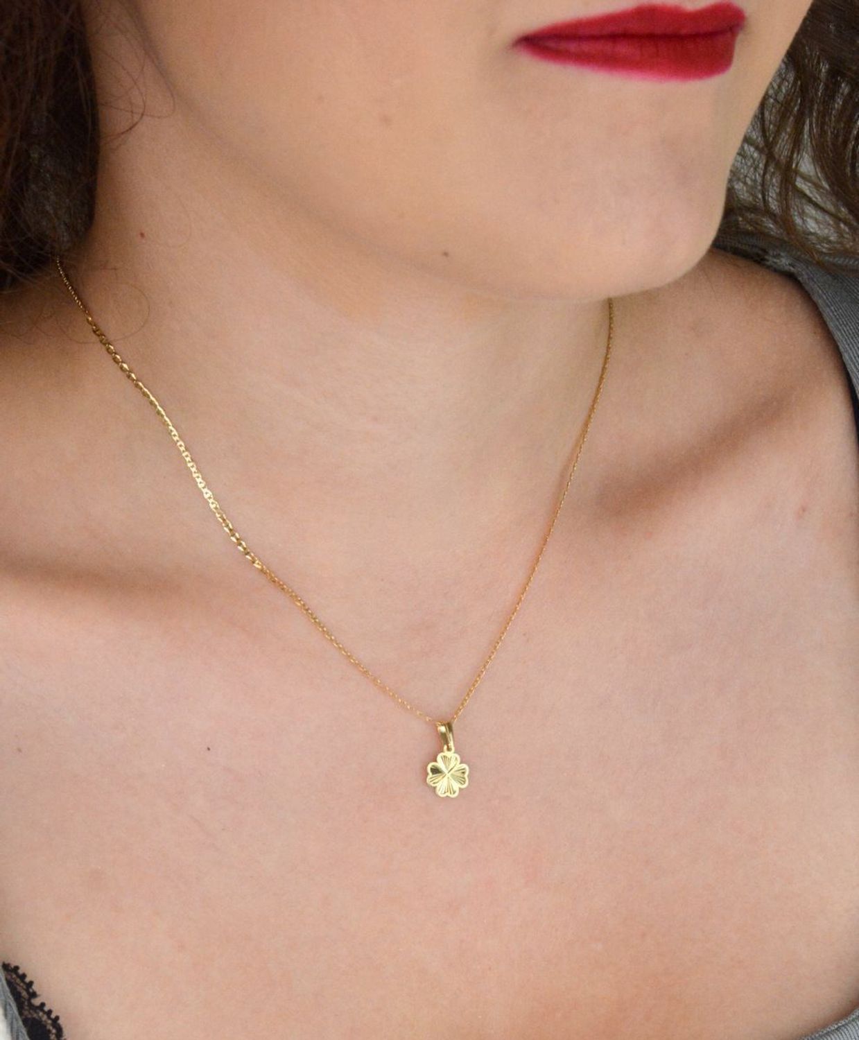 Złota zawieszka próby 585 w kształcie koniczynki z ozdobnym wzorem. Długość 1,5 cm, szerokość 9 mm. Lekka, stylowa i pełna uroku – idealna na szczęście.1.jpg