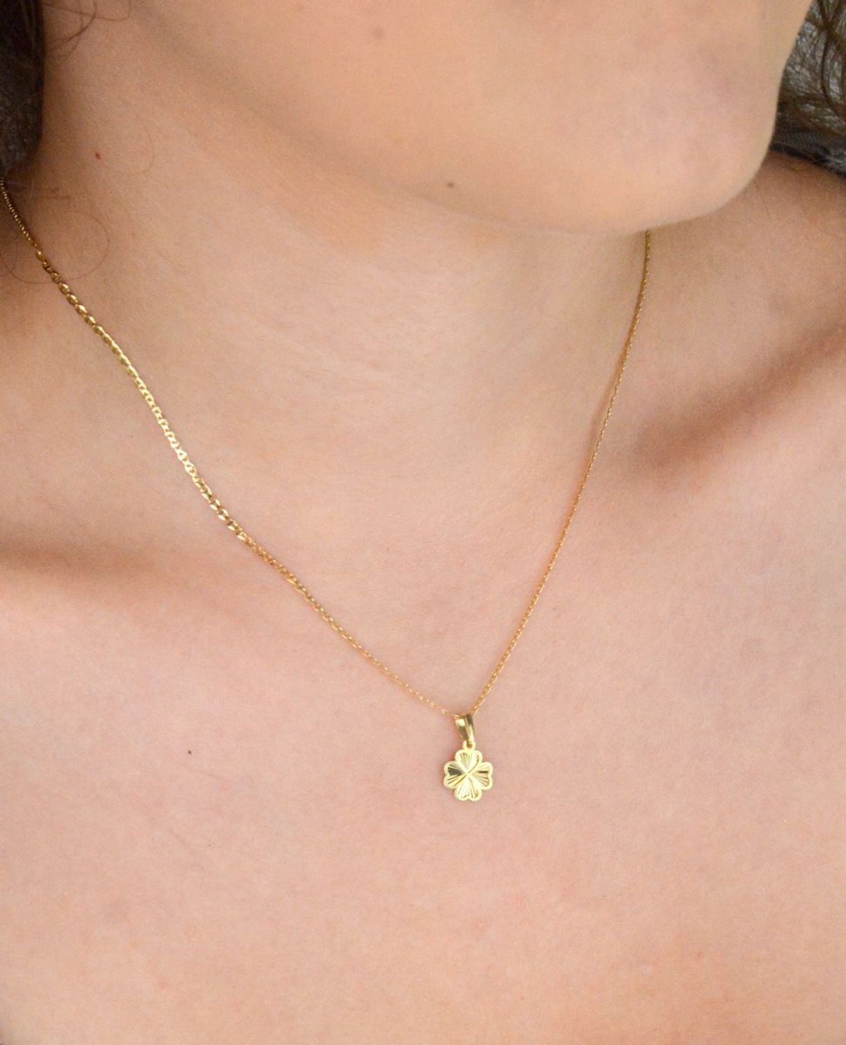 Złota zawieszka próby 585 w kształcie koniczynki z ozdobnym wzorem. Długość 1,5 cm, szerokość 9 mm. Lekka, stylowa i pełna uroku – idealna na szczęście.1.jpg