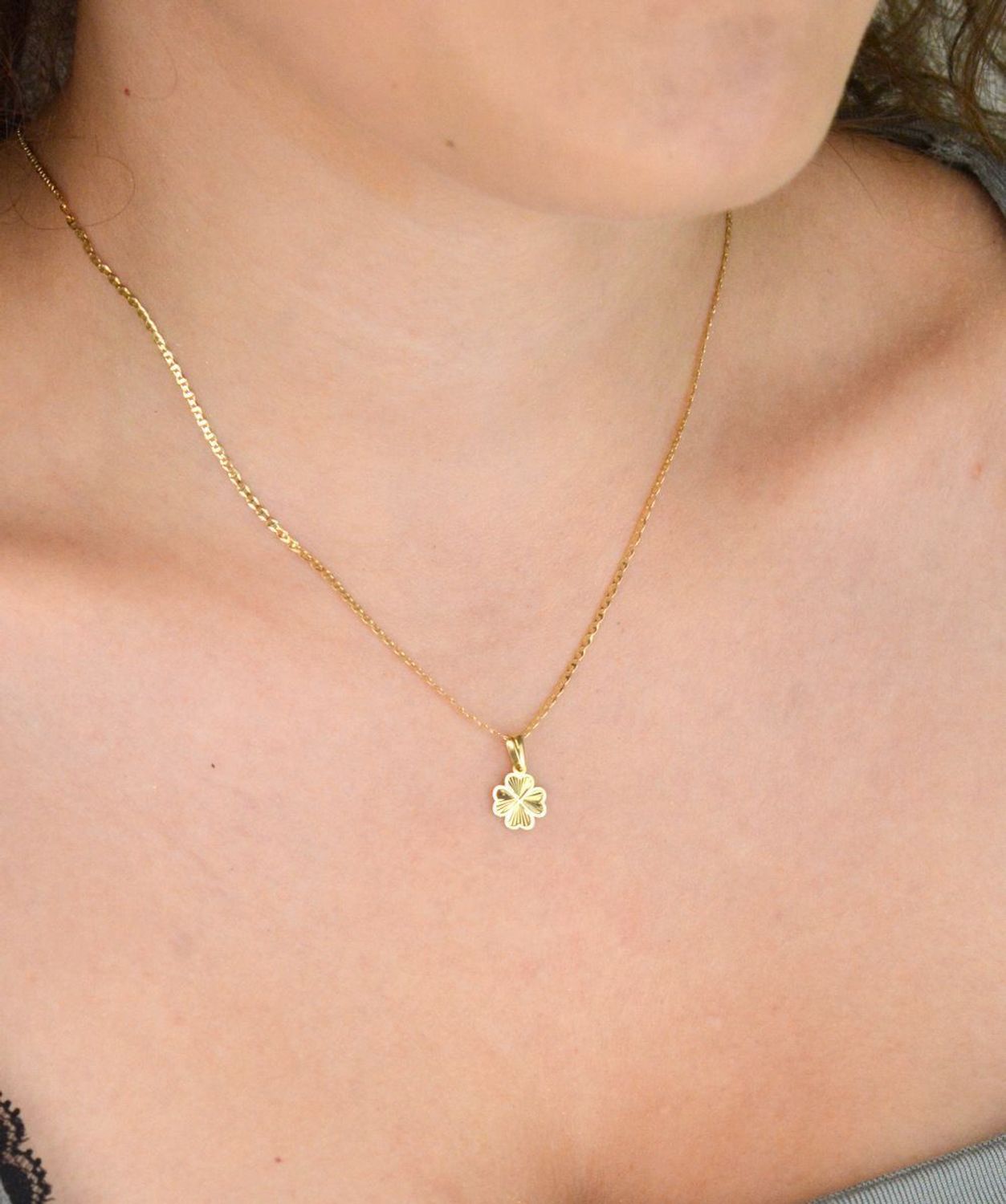 Złota zawieszka próby 585 w kształcie koniczynki z ozdobnym wzorem. Długość 1,5 cm, szerokość 9 mm. Lekka, stylowa i pełna uroku – idealna na szczęście.1.jpg