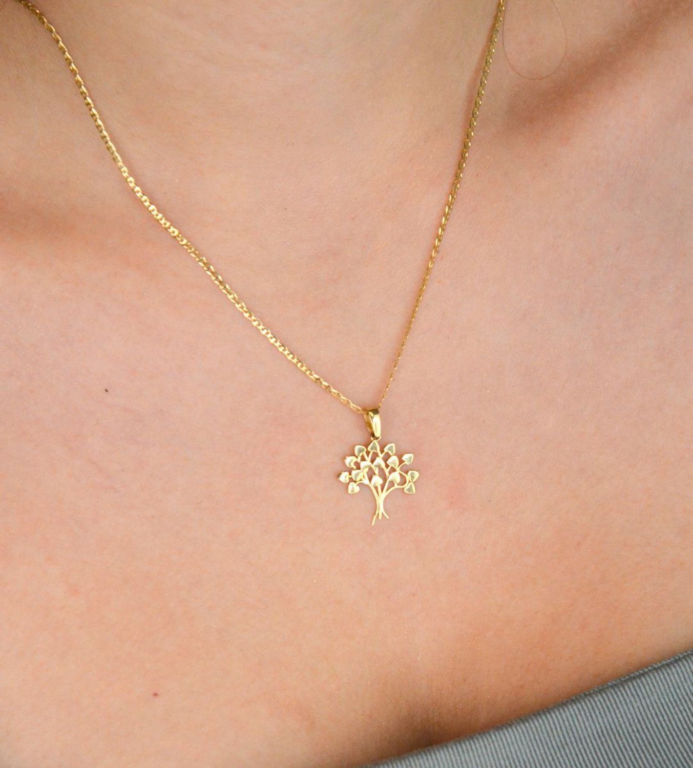 Złota zawieszka drzewko szczęścia z żółtego złota próby 585. Długość 2,2 cm, waga 0,99 g. Symbol pomyślności i harmonii – idealny prezent na każdą okazję.1.jpg