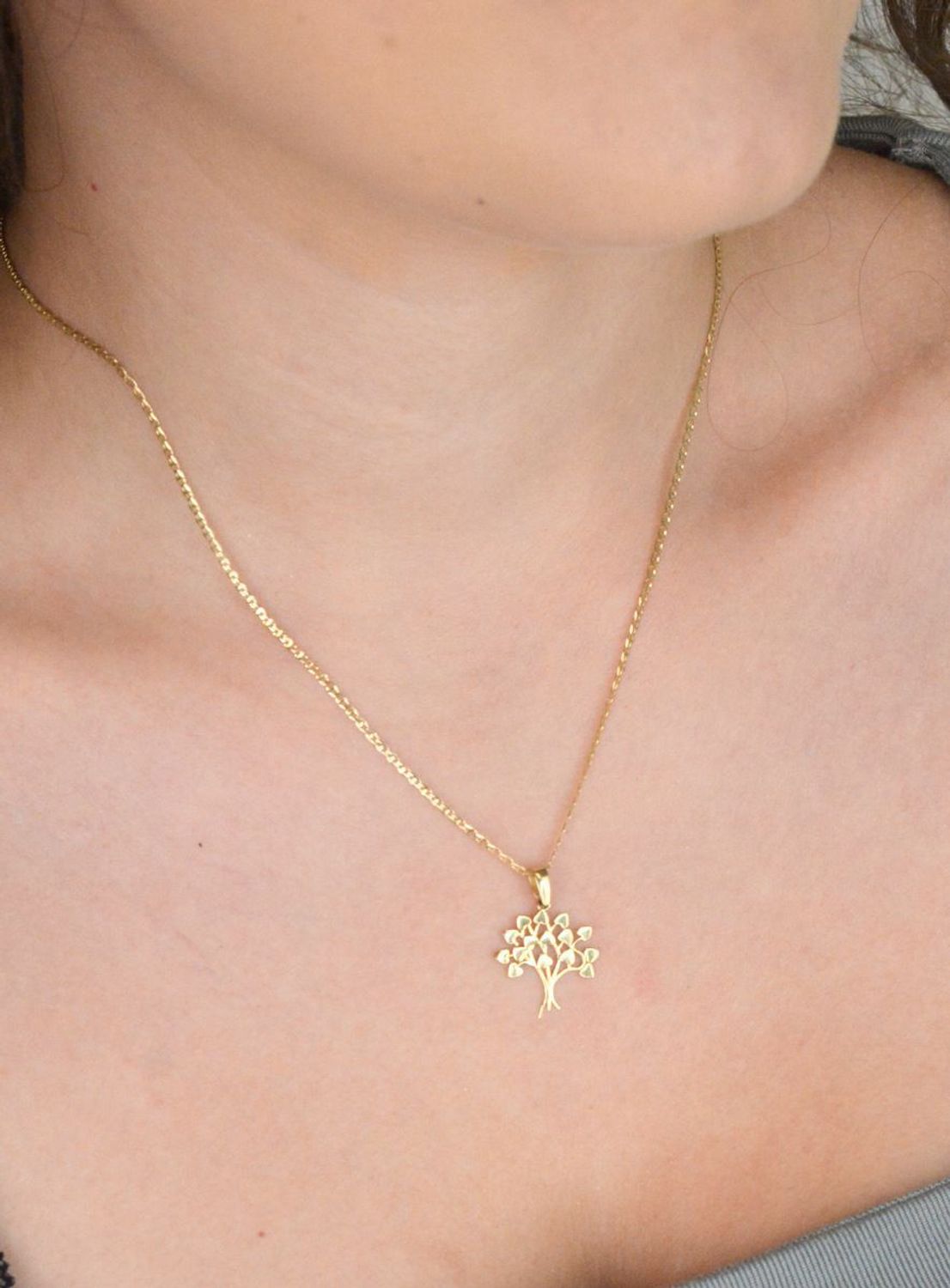 Złota zawieszka drzewko szczęścia z żółtego złota próby 585. Długość 2,2 cm, waga 0,99 g. Symbol pomyślności i harmonii – idealny prezent na każdą okazję.1.jpg