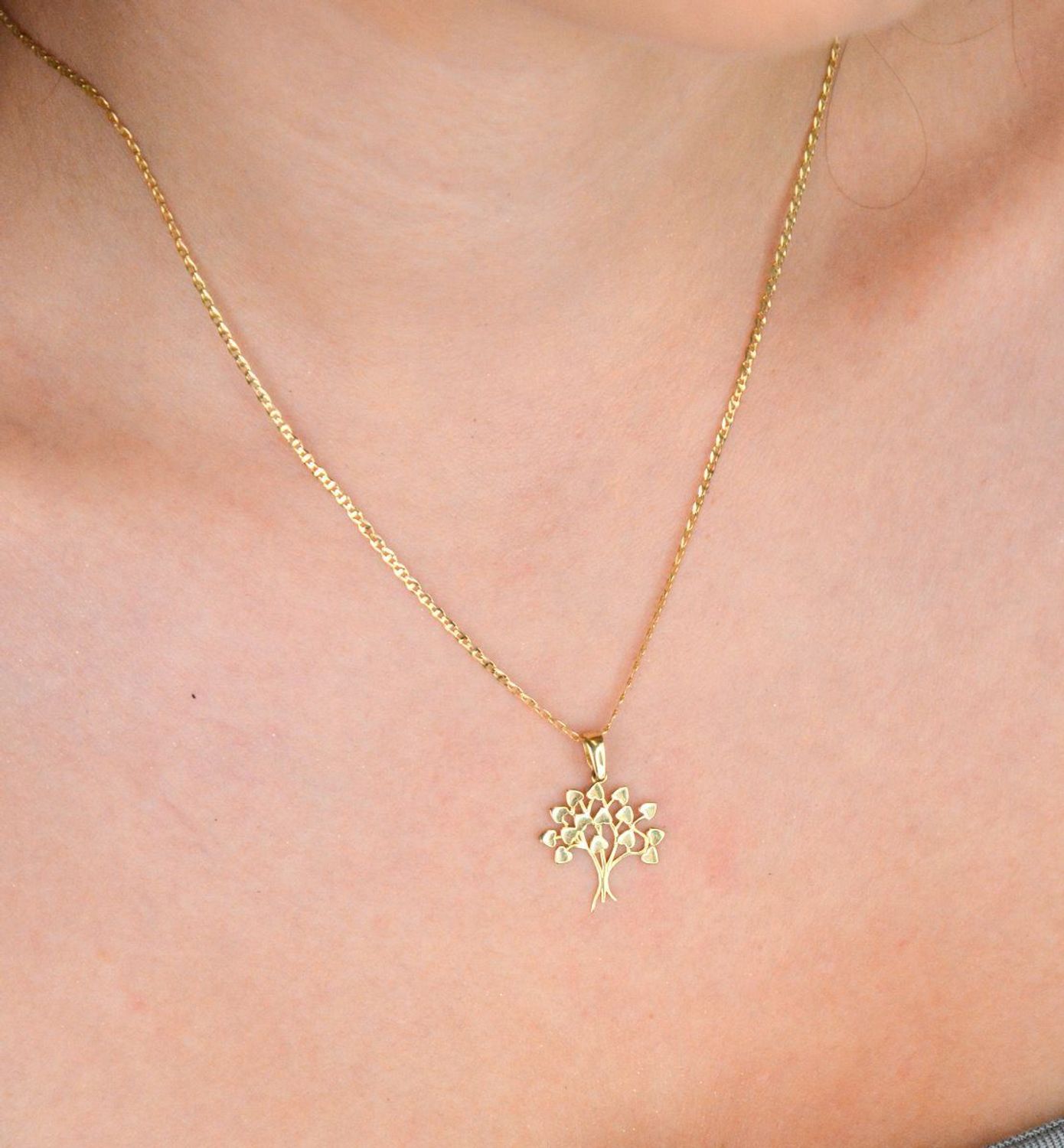 Złota zawieszka drzewko szczęścia z żółtego złota próby 585. Długość 2,2 cm, waga 0,99 g. Symbol pomyślności i harmonii – idealny prezent na każdą okazję.1.jpg