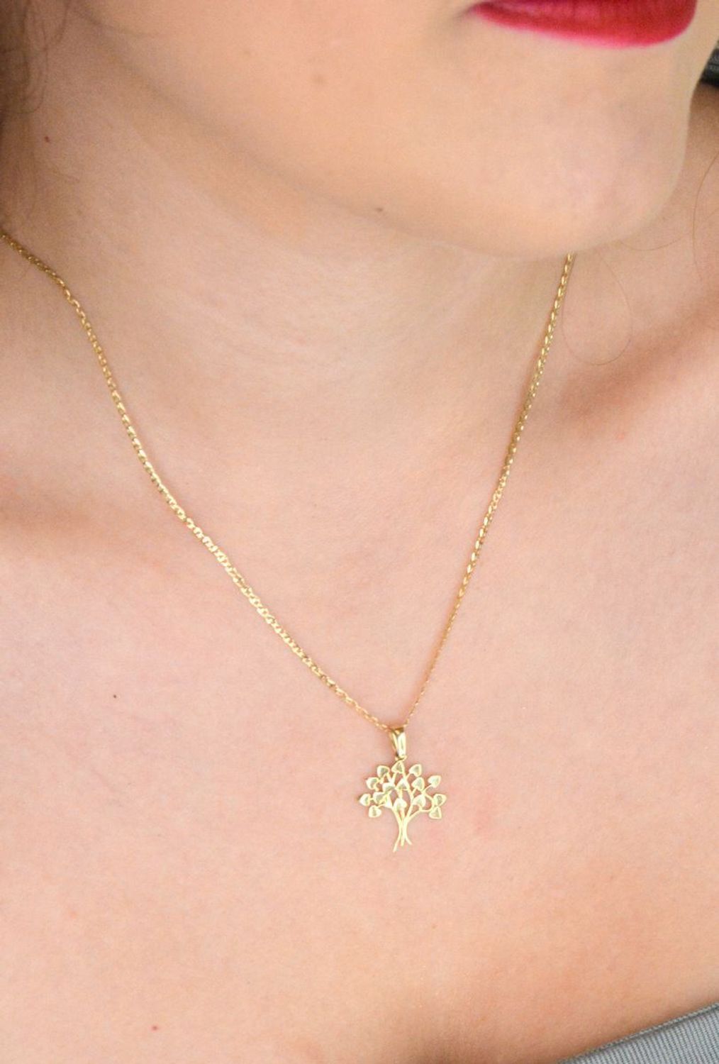 Złota zawieszka drzewko szczęścia z żółtego złota próby 585. Długość 2,2 cm, waga 0,99 g. Symbol pomyślności i harmonii – idealny prezent na każdą okazję.1.jpg