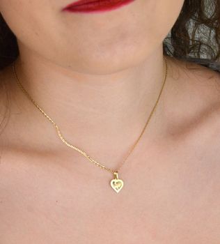 Subtelna złota zawieszka próby 585 w kształcie serca z ozdobnym wzorem. Długość 1,5 cm, waga 0,44 g. Idealna na prezent z sercem (2).JPG