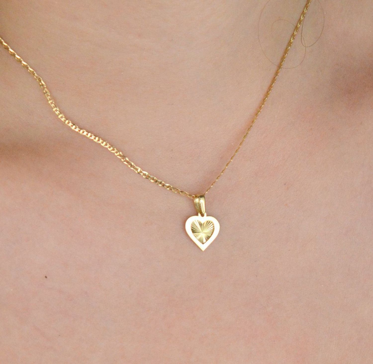 Subtelna złota zawieszka próby 585 w kształcie serca z ozdobnym wzorem. Długość 1,5 cm, waga 0,44 g. Idealna na prezent z sercem.1.jpg