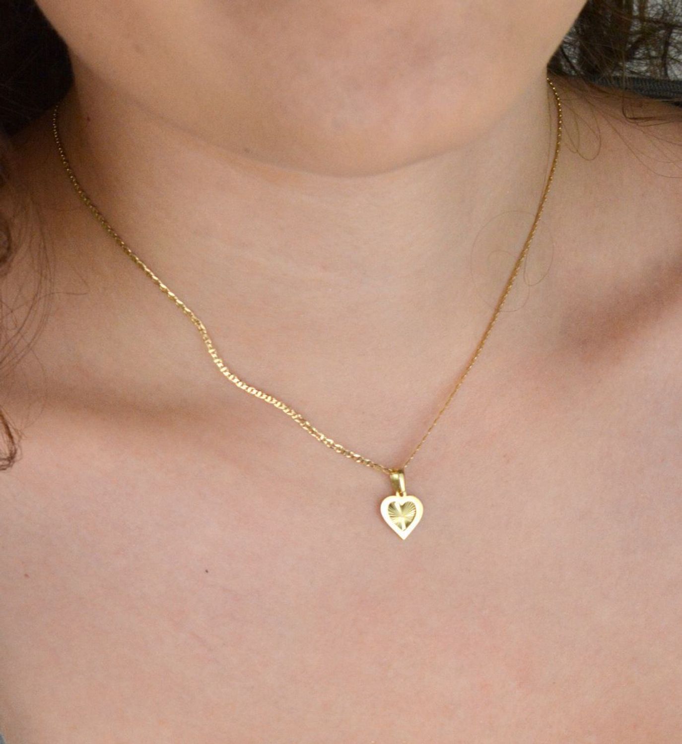 Subtelna złota zawieszka próby 585 w kształcie serca z ozdobnym wzorem. Długość 1,5 cm, waga 0,44 g. Idealna na prezent z sercem.1.jpg