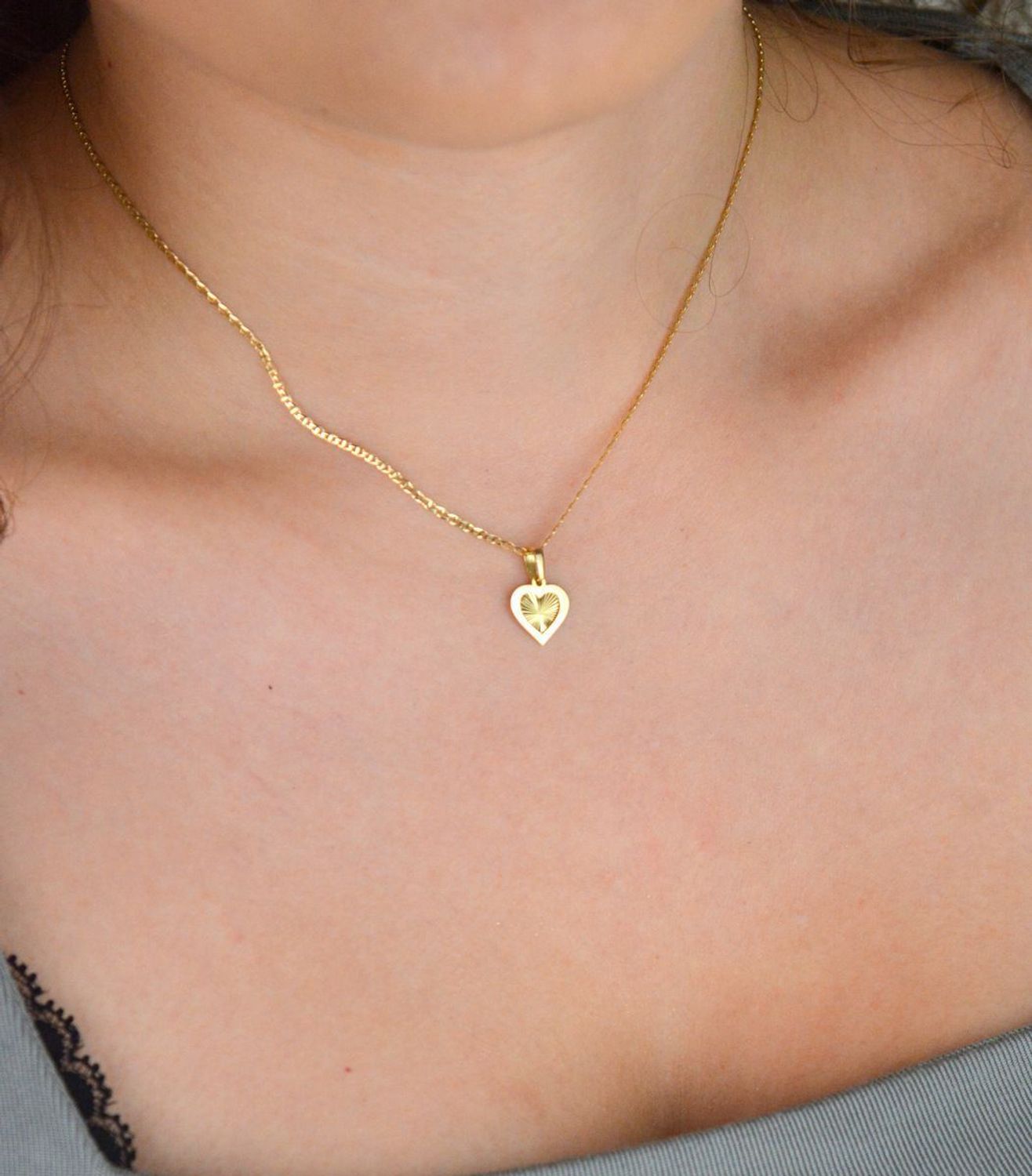 Subtelna złota zawieszka próby 585 w kształcie serca z ozdobnym wzorem. Długość 1,5 cm, waga 0,44 g. Idealna na prezent z sercem.1.jpg