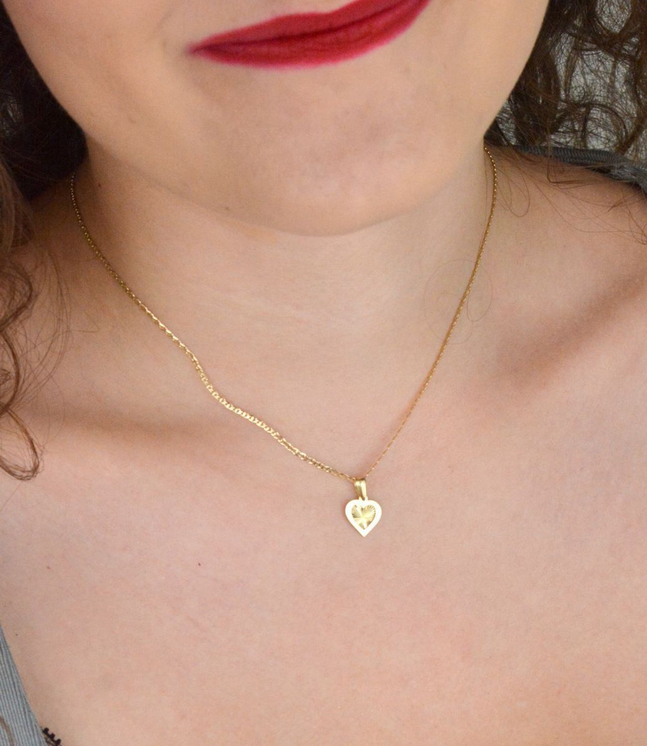 Subtelna złota zawieszka próby 585 w kształcie serca z ozdobnym wzorem. Długość 1,5 cm, waga 0,44 g. Idealna na prezent z sercem.1.jpg