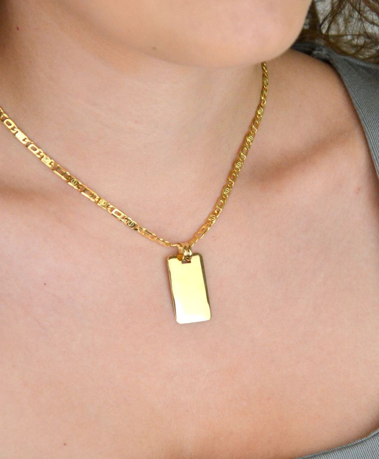 Złota zawieszka prostokątna próby 585, idealna pod grawer. Wymiary 3,2 x 1,5 cm, waga 1,83 g. Klasyczna forma – idealna na prezent z personalizacją.1.jpg