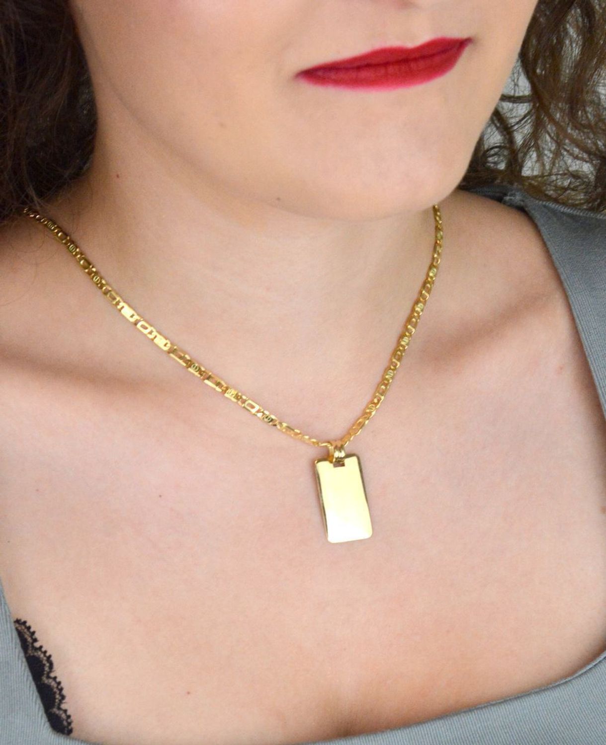 Złota zawieszka prostokątna próby 585, idealna pod grawer. Wymiary 3,2 x 1,5 cm, waga 1,83 g. Klasyczna forma – idealna na prezent z personalizacją.1.jpg