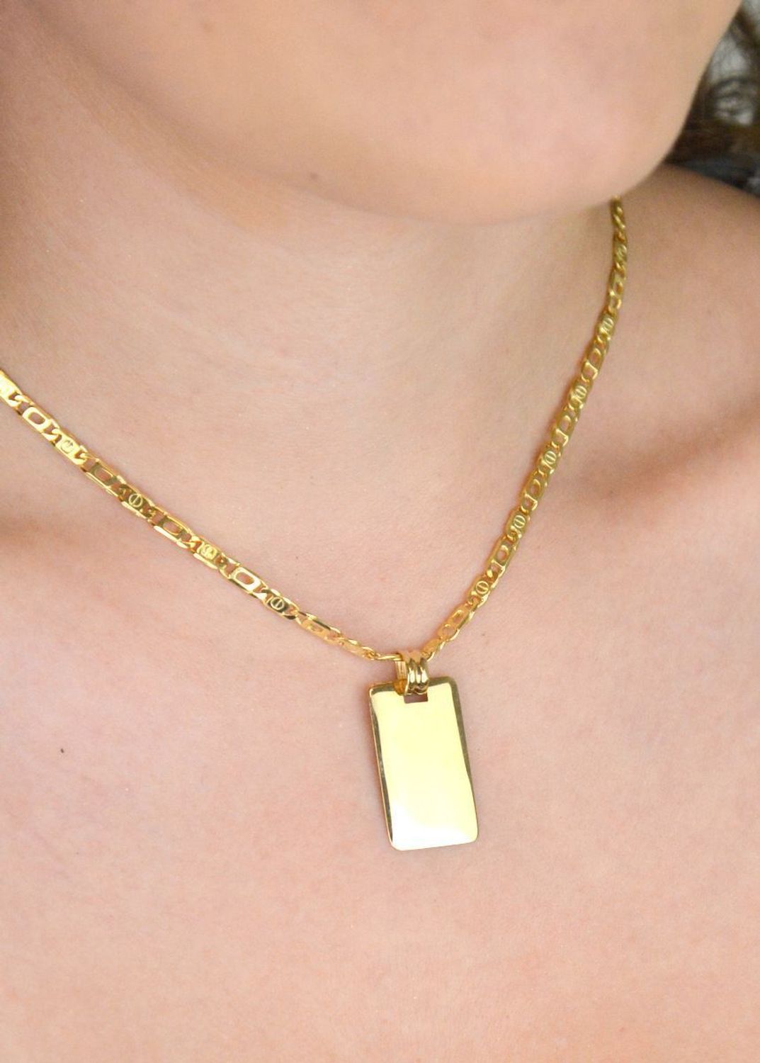 Złota zawieszka prostokątna próby 585, idealna pod grawer. Wymiary 3,2 x 1,5 cm, waga 1,83 g. Klasyczna forma – idealna na prezent z personalizacją.1.jpg