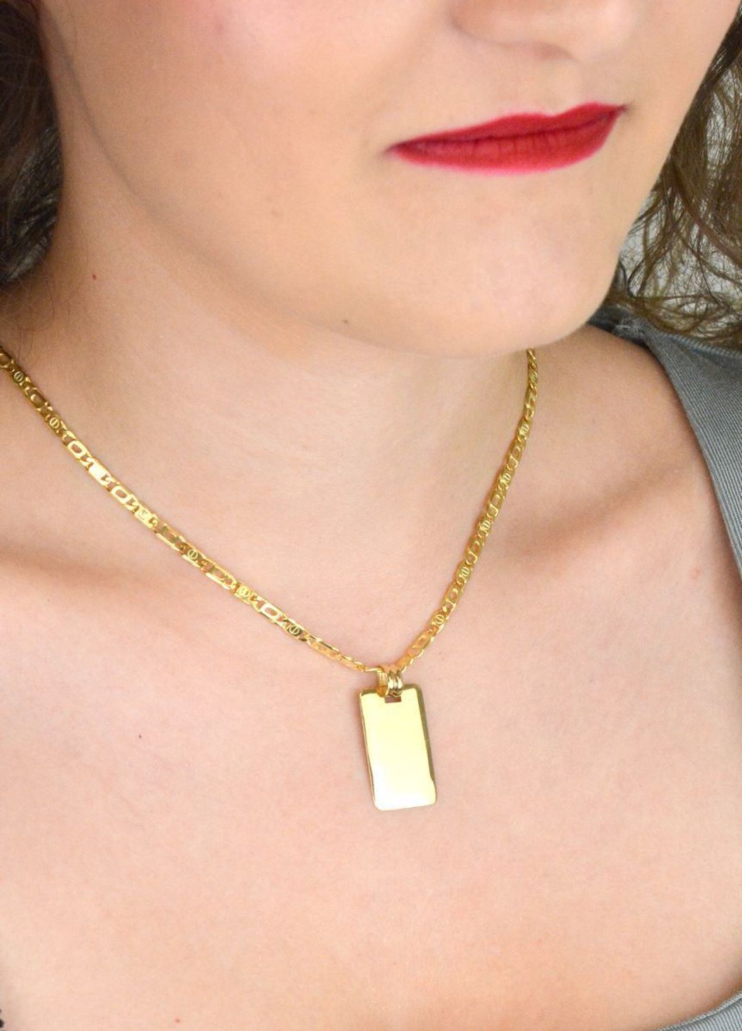 Złota zawieszka prostokątna próby 585, idealna pod grawer. Wymiary 3,2 x 1,5 cm, waga 1,83 g. Klasyczna forma – idealna na prezent z personalizacją.1.jpg