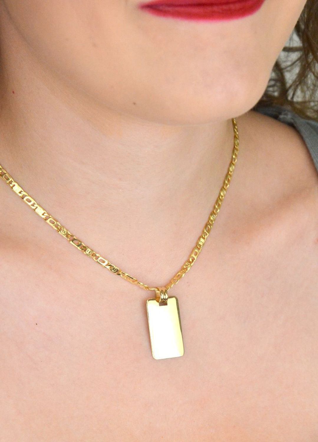 Złota zawieszka prostokątna próby 585, idealna pod grawer. Wymiary 3,2 x 1,5 cm, waga 1,83 g. Klasyczna forma – idealna na prezent z personalizacją.1.jpg