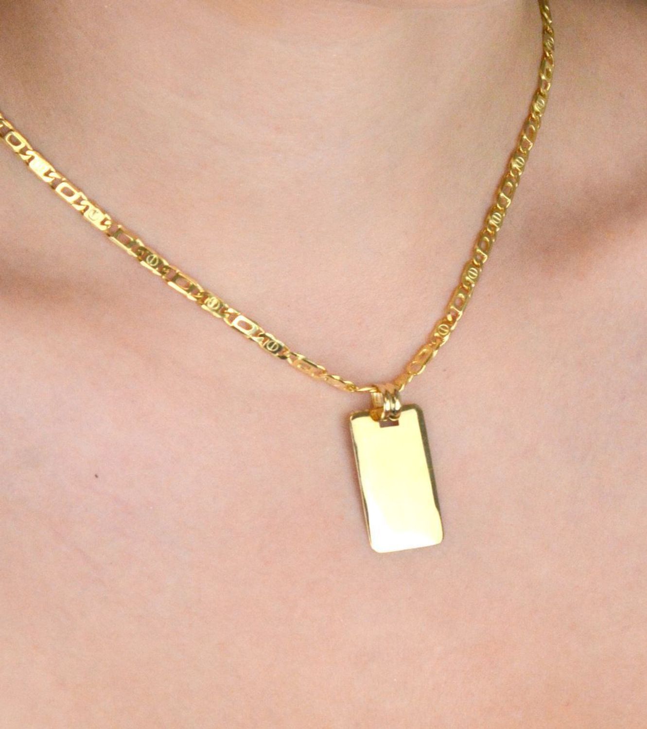 Złota zawieszka prostokątna próby 585, idealna pod grawer. Wymiary 3,2 x 1,5 cm, waga 1,83 g. Klasyczna forma – idealna na prezent z personalizacją.1.jpg